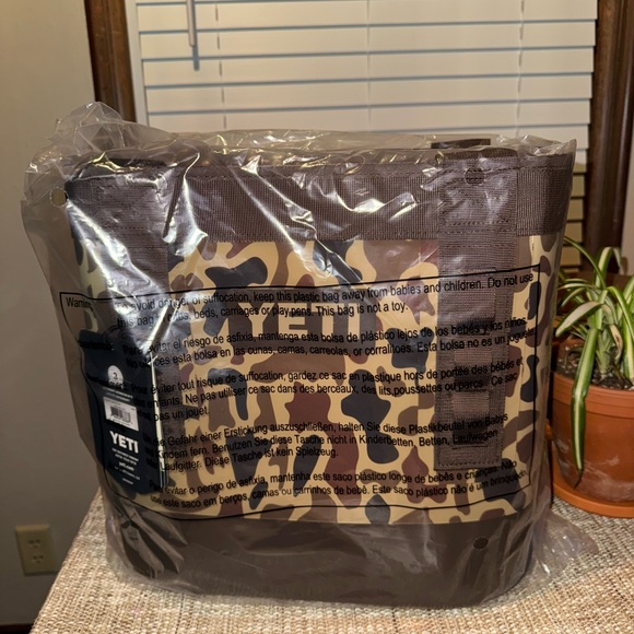 YETI Wetland Camo Camino 20 NWT - Picture 1 of 2